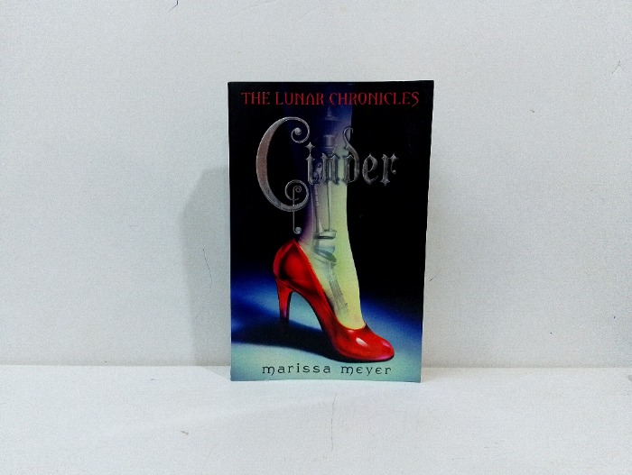 THE LUNAR CHRONICLES Ginder