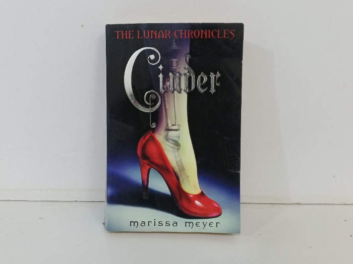 THE LUNAR CHRONICLES  Cinder